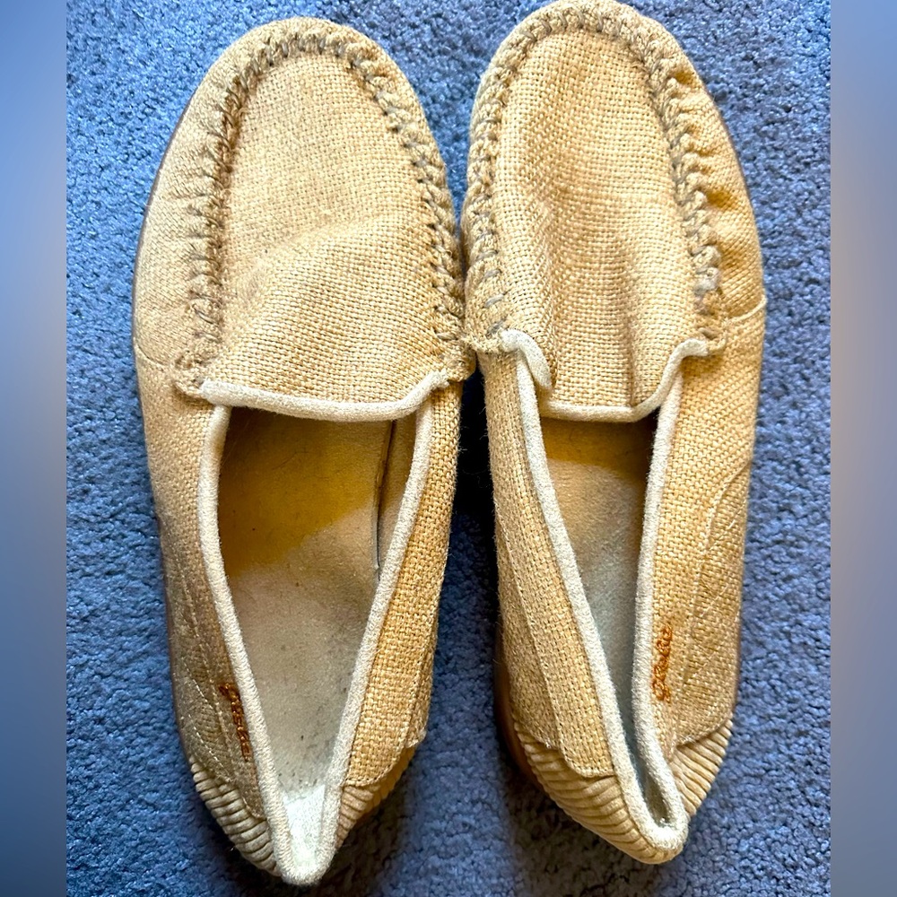 Men’s Globe slip-on shoes
Size 12